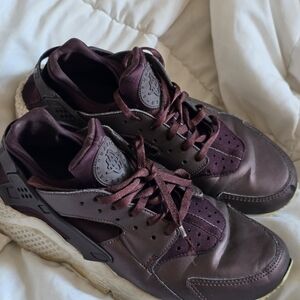 Nike Men's Maroon/Burgundy Low-Top Sneakers